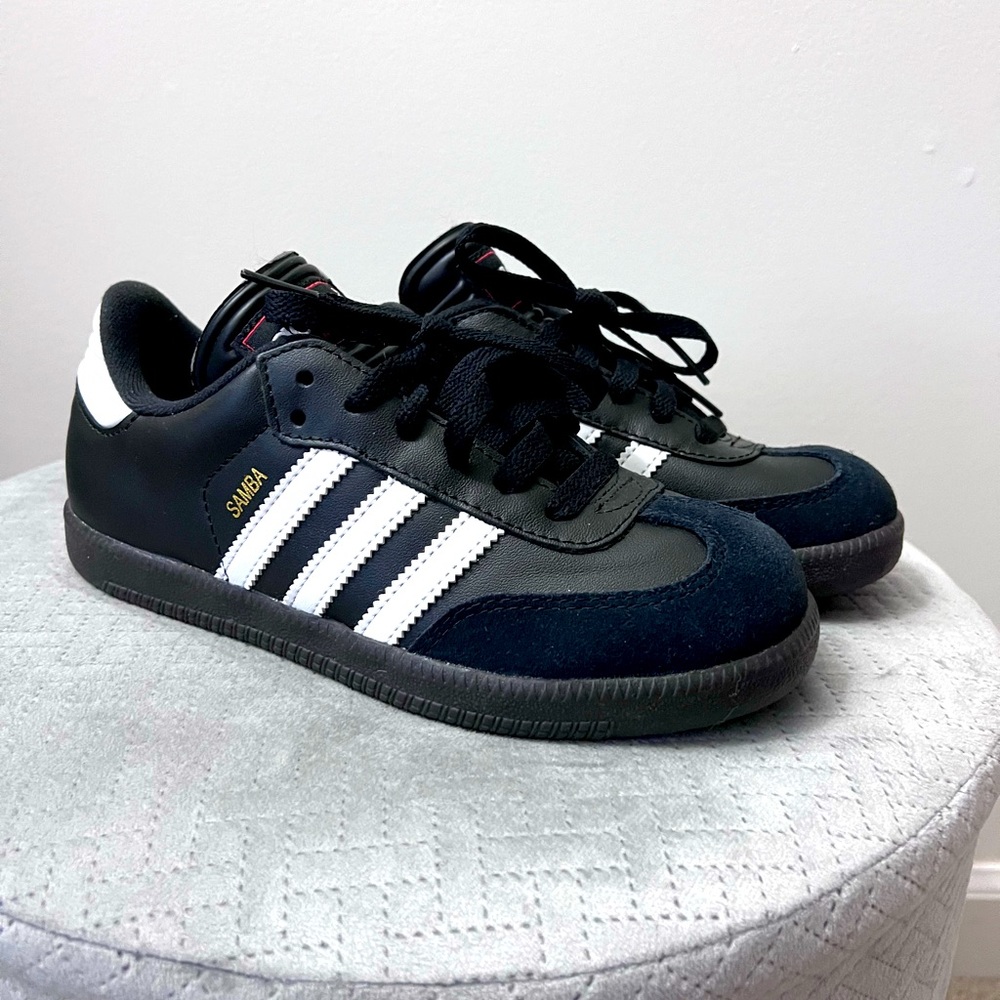 Never Worn! 3.5 unisex Samba Adidas